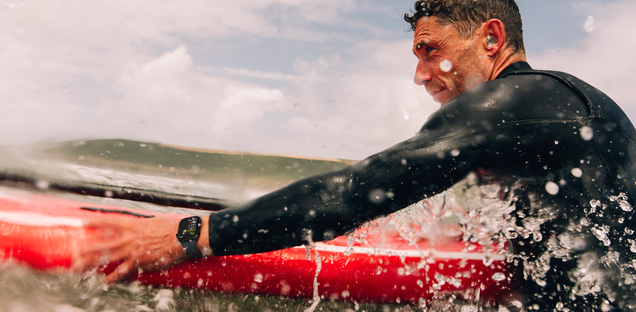 Un surfeur portant une Apple Watch.