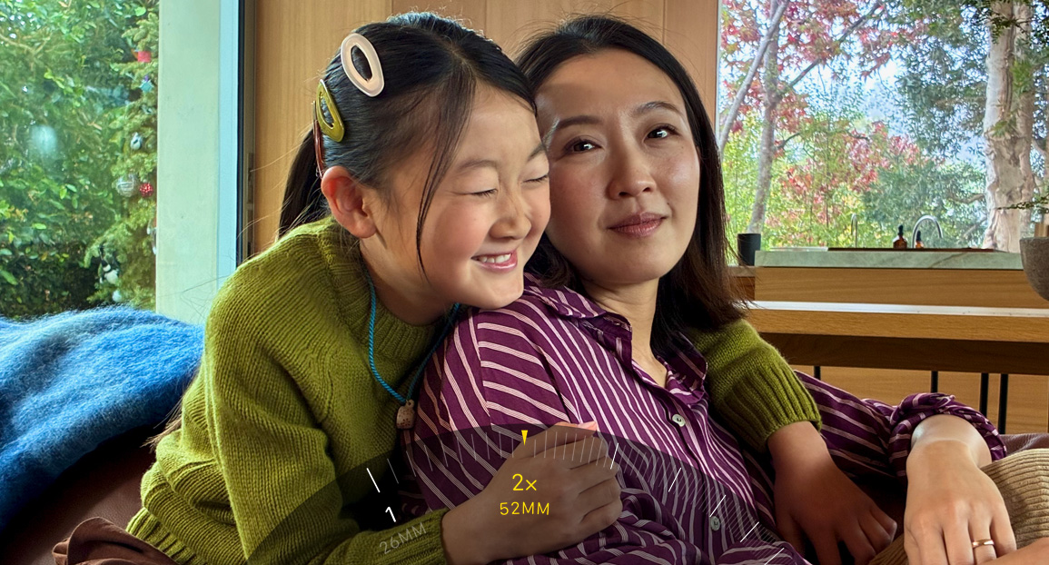 De 2x Telelens-feature wordt gebruikt om in te zoomen op twee mensen die elkaar omhelzen