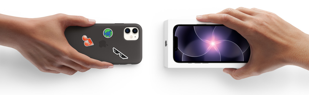 Naast elkaar: een hand die iPhone 11 in een siliconenhoesje met stickers op de achterkant vasthoudt en een hand die de verpakking van een nieuwe iPhone 17e vasthoudt als voorstelling van inruilen