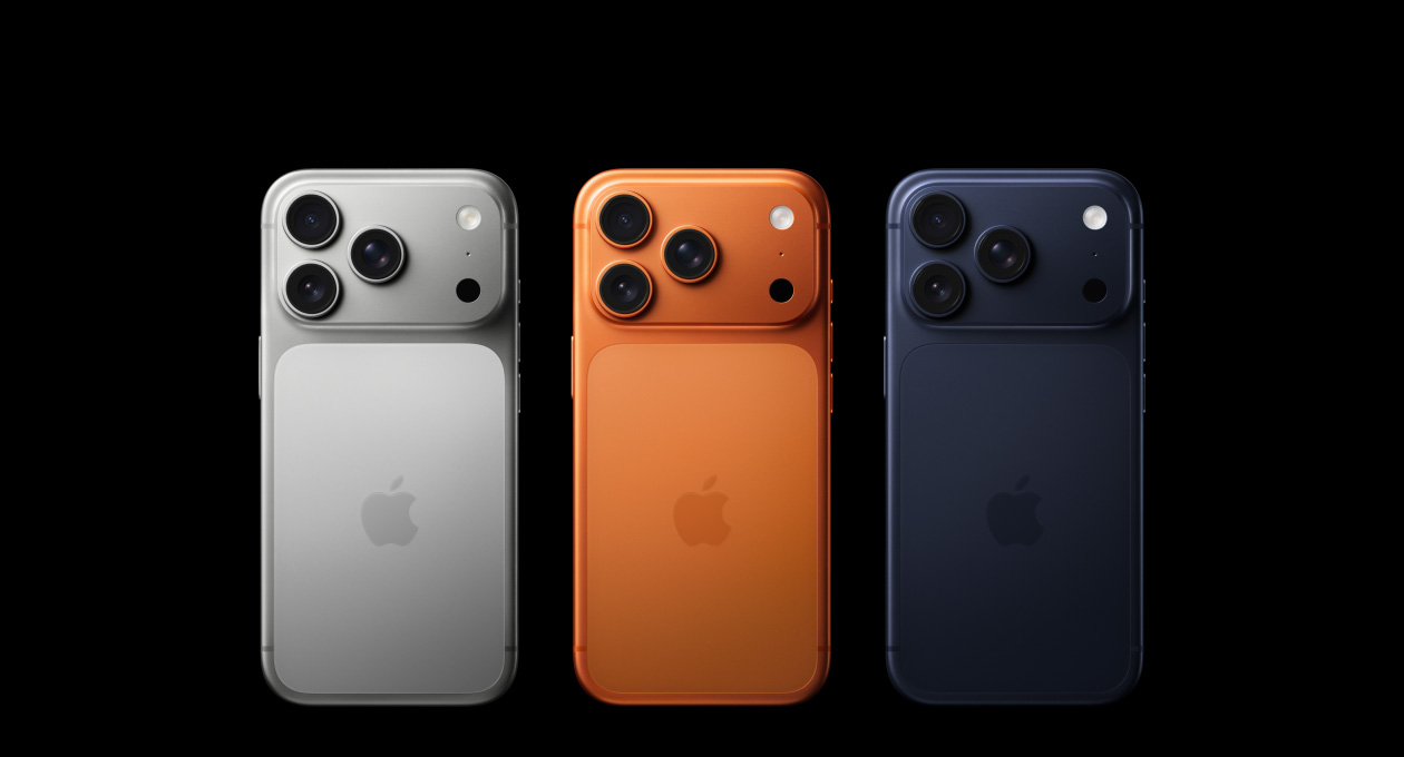 Parte de trás do iPhone 17 Pro nas três cores, prateado, laranja-cósmico e azul-intenso, sistema de câmera Pro Fusion no canto superior esquerdo, três lentes, microfone, flash e logotipo da Apple no centro