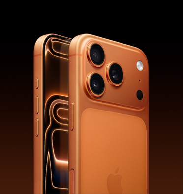 Parte da tela e ângulo lateral do iPhone 17 Pro laranja-cósmico mostrando o botão de Ação, o botão de volume e o botão lateral. Imagem da parte de trás mostrando o sistema de câmera Fusion Pro no canto superior esquerdo.