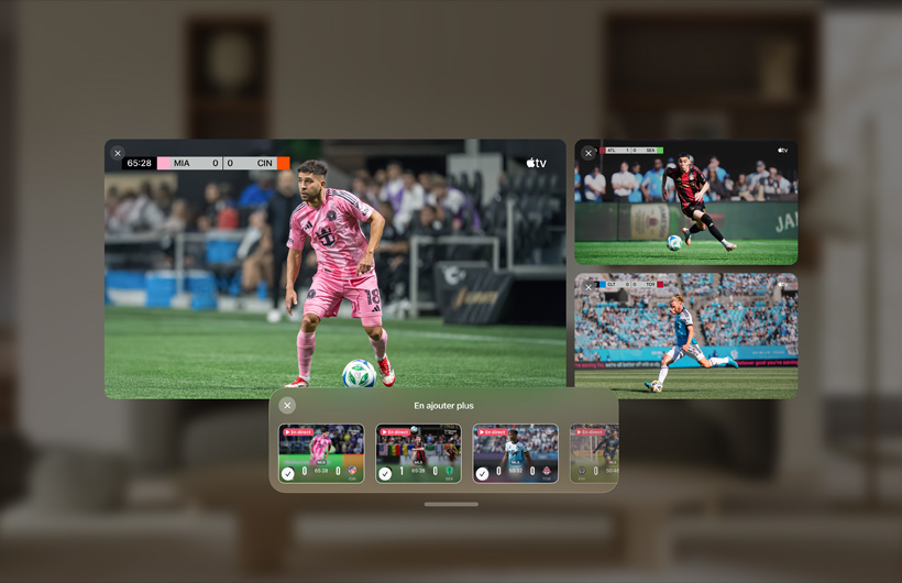 Un homme portant Apple Vision Pro est assis dans son salon. Devant lui s’affichent un vaste écran et deux plus petits, chacun présentant un événement sportif. Sous le grand écran se trouve une fenêtre de sélection où la partie supérieure lui propose d’ajouter d’autres événements.