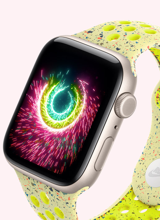 Apple Watch SE 3, boîtier en aluminium, comète, anneaux d’activité scintillant comme des feux d’artifice, bracelet sport Nike Splash Volt