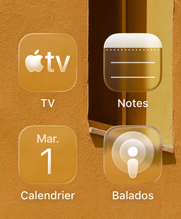 Grille montrant quatre icônes d’apps translucides, soit Apple TV, Notes, Calendrier et Balados, avec effet réfractant sur l’arrière-plan