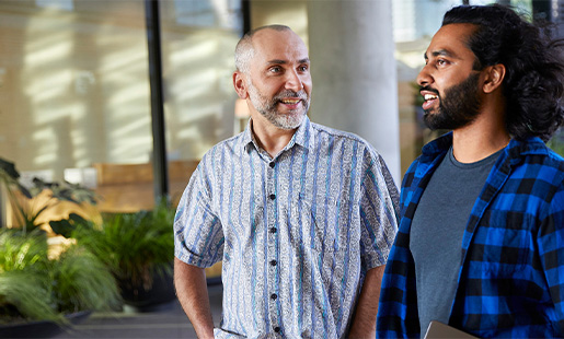 Dragos praat met een collega.