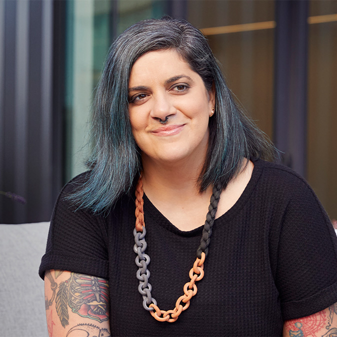 Jo zit binnen en kijkt lachend opzij.