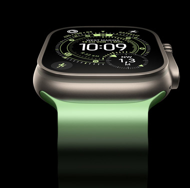 Nahaufnahme einer Apple Watch Ultra 3 in Titan Natur. Das Display zeigt die Uhrzeit und andere dynamische Daten.