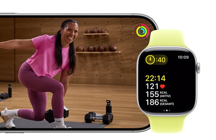 Apple Watch Series 11 trackt ein Workout, während das iPhone ein Fitness+ Workout Video abspielt