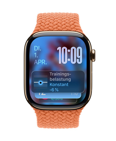 Apple Watch in Roségold mit einem geflochtenen Armband in Orange, Zifferblatt zeigt Datum oben links, Uhrzeit mit gestapelten Ziffern oben rechts, Widget für Trainingsbelastung unten, alles in transluzentem Liquid Glass Design