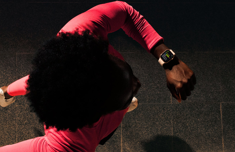 Una persona consulta su progreso durante una carrera en la app Entreno en un Apple Watch Series 11