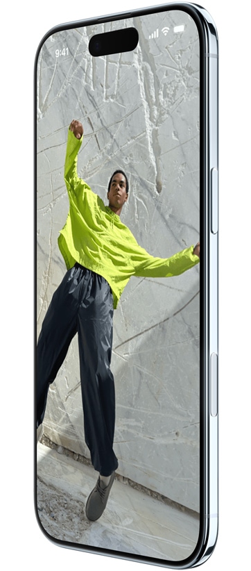 iPhone Air elölnézetből és oldalnézetből a Térképek, a Zene és az Apple TV+ appal, bemutatva az App­váltó funkció működését