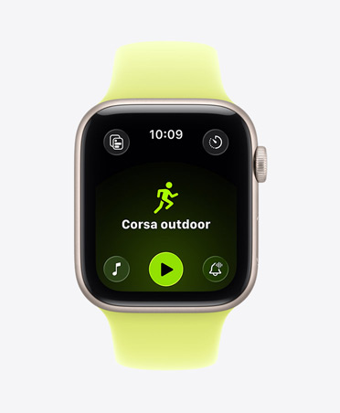 Apple Watch SE 3, cassa in alluminio color galassia, allenamento Corsa outdoor attivo, comandi di riproduzione Apple Music nella parte inferiore del display, cinturino Sport giallo neon