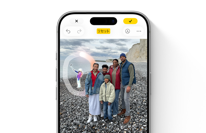 クリーンアップの体験のUI。写真の背景から取り除くために選択した部分がハイライトされている