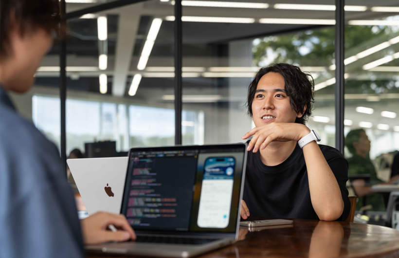 ウォンテッドリーのエンジニアは、Macの業界トップクラスのハードウェアと強固なセキュリティ機能を業務にフル活用しています。