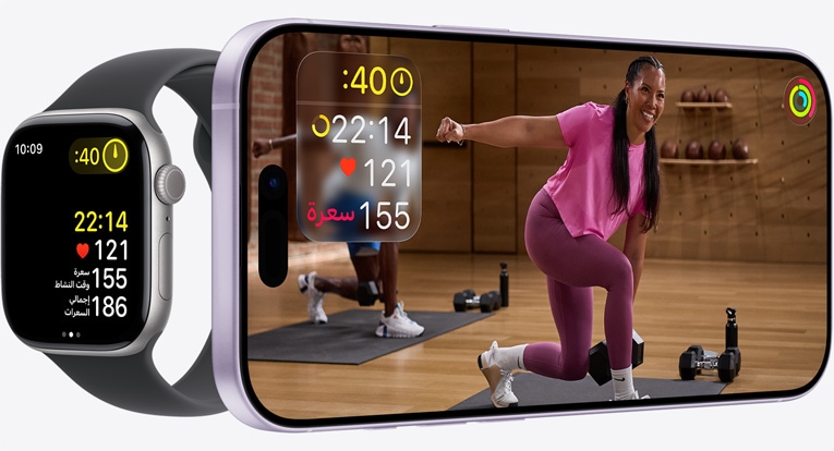 تطبيق +Apple Fitness على iPhone يعرض تمريناً مع قياسات تمرين متزامنة معروضة على Apple Watch.