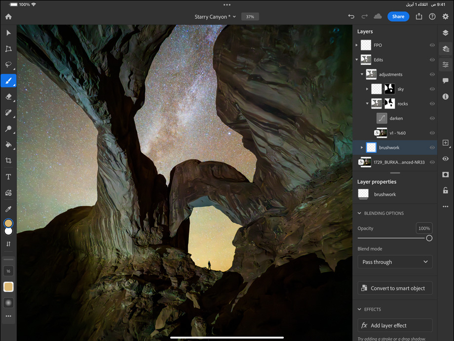 جهاز iPad Pro، الجزء الأمامي الخارجي، الوضع الأفقي، لون أسود فلكي، زوايا مدورة، إطار شاشة أسود، شاشة تُظهر صورة يتم تعديلها لوادٍ تحت سماء ليلية مرصعة بالنجوم، وعلى اليمين، تظهر طبقات التعديل والأدوات والتأثيرات، بما فيها ضربات الفرشاة والتعديلات وغيرها