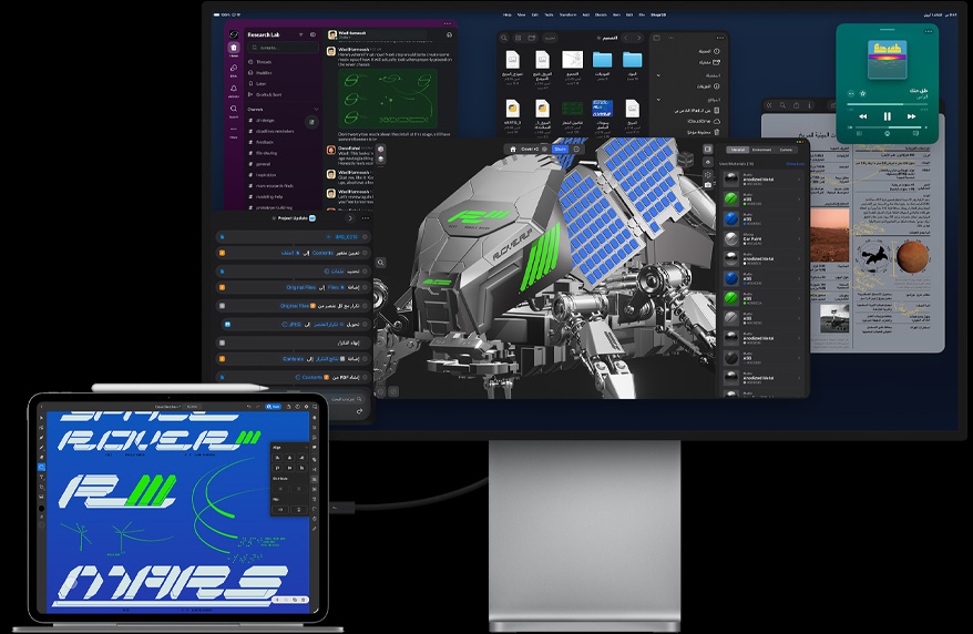 جهاز iPad Pro متصل بلوحة مفاتيح ماجيك، الجزء الأمامي الخارجي، الكل متصل بشاشة Studio Display خارجية لجهاز Mac، وشاشة iPad Pro تعرض تطبيق تصميم رسومات غرافيك بألوان ونصوص زاهية، وشاشة Studio Display تعرض تطبيقات متنوعة ونموذجاً ثلاثي الأبعاد