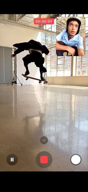 جهاز iPhone Air، الجزء الأمامي الخارجي، فيديو بميزة الالتقاط المزدوج مستخدمة مع شخص يسجل فيديو بالكاميرتين الأمامية والخلفية في نفس الوقت