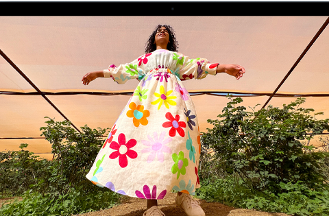 جهاز MacBook Air يعرض شاشة ريتنا ليكويد