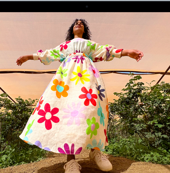 جهاز MacBook Air يعرض شاشة ريتنا ليكويد