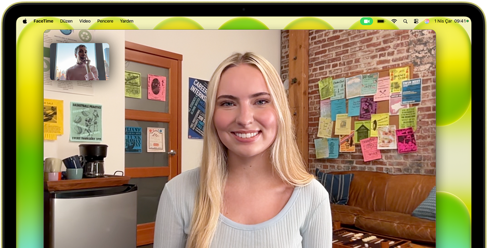 MacBook Neo, puslu sarı renk, ekranın üst kısmında kamera yer alıyor, ekranda FaceTime görüntülü arama