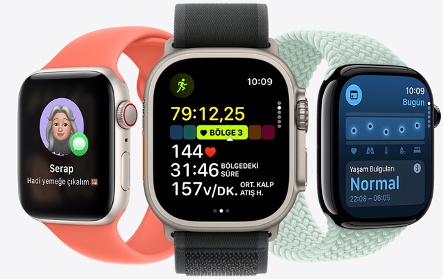 Üç Apple Watch modelinden ortadaki Siyah kordona sahip Naturel renkli Apple Watch'un kadranında koşu sırasındaki kalp atış hızı istatistikleri, sağdaki Deniz Yeşili kordona sahip Simsiyah Apple Watch'un kadranında Yaşam Bulguları, soldaki Koyu Turuncu kordona sahip Yıldız Işığı Apple Watch'un kadranında bir Genmoji görünüyor