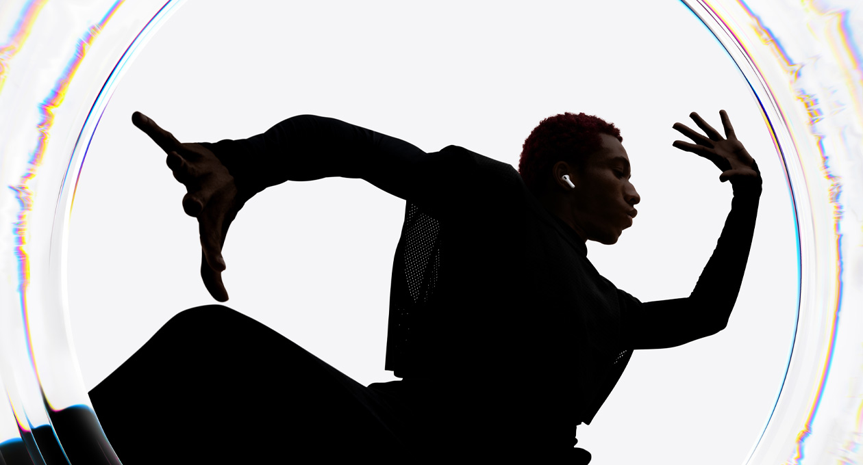 Een danser die AirPods Pro 3 draagt, beweegt met gespreide armen op een beat