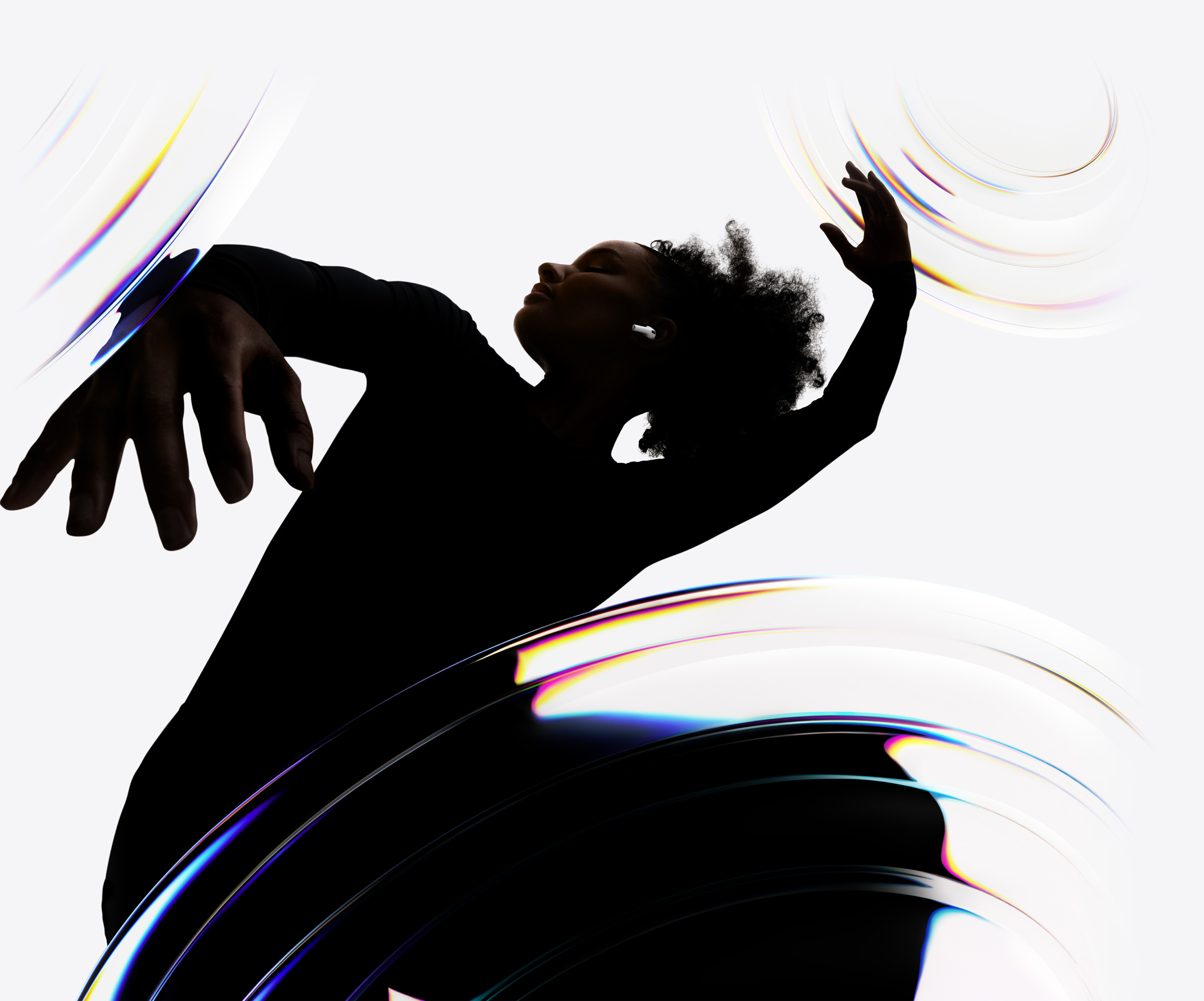 AirPods Pro 3 in het oor van een danser die handsfree naar iets luistert