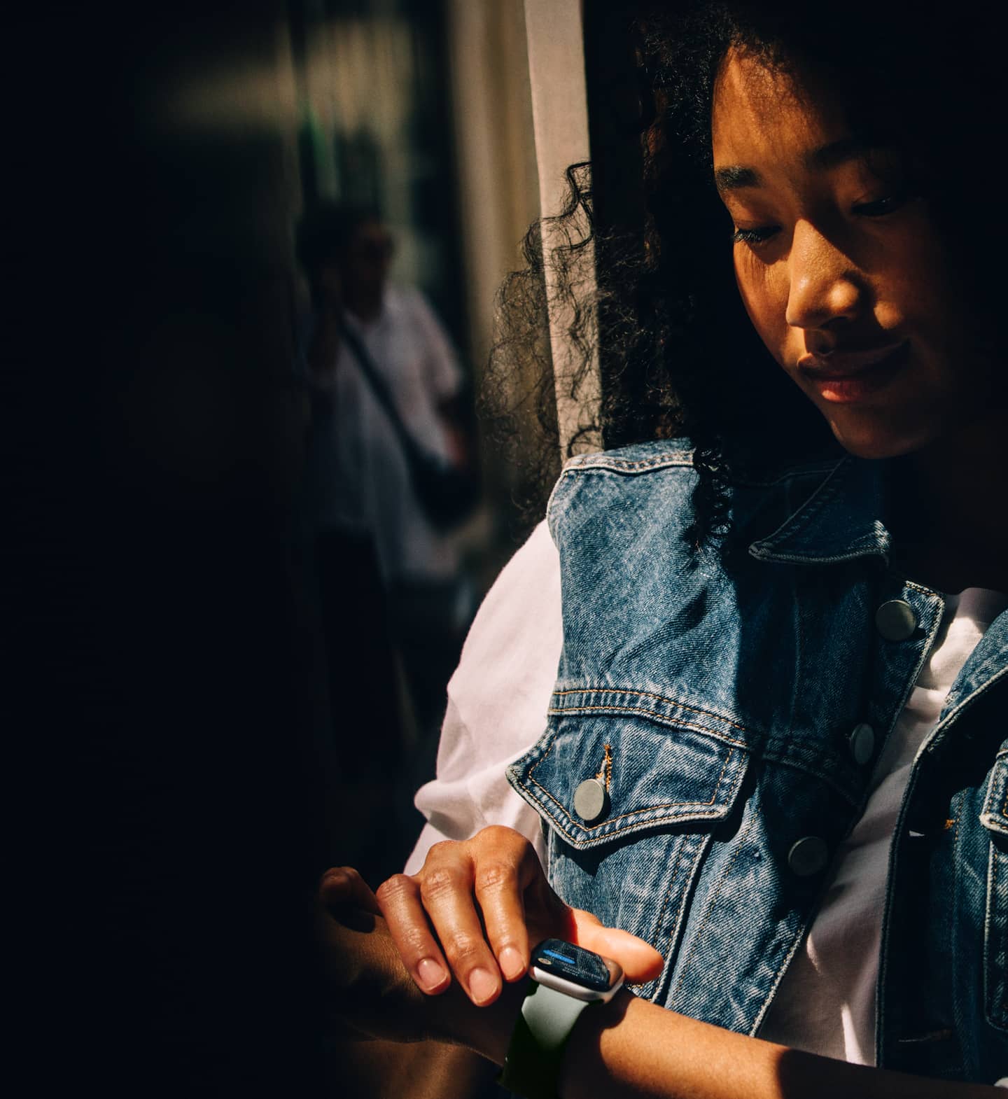 Une personne consulte Messages sur l’Apple Watch Series 11