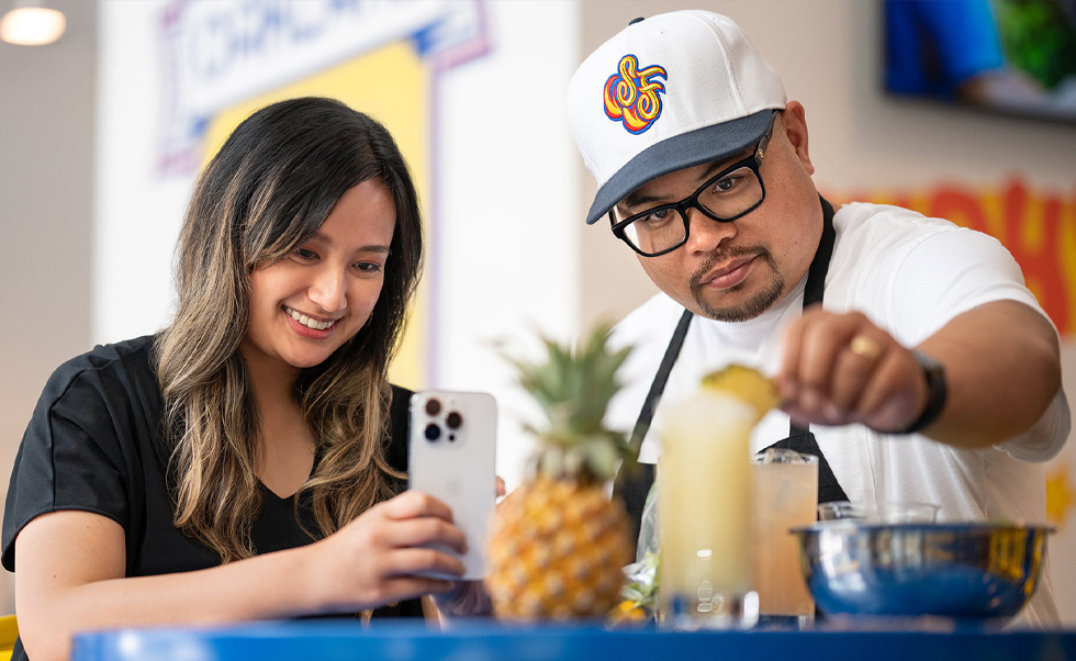 A csapat izgalmas tartalmakat készít iPhone-on, hogy meg tudják osztani az ügyfeleikkel.