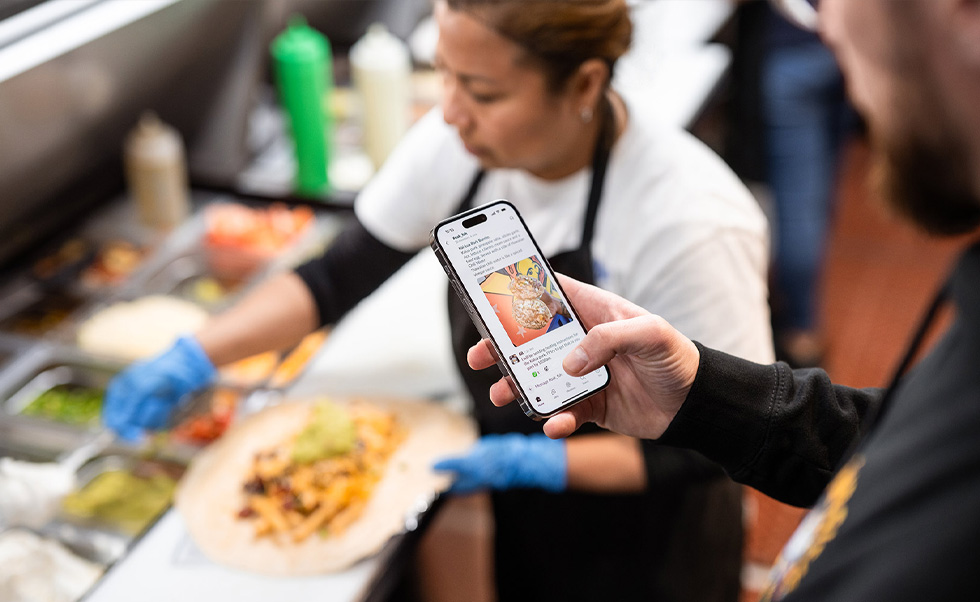Az iPhone-on futó Slack segít Señor Sisig alkalmazottainak abban, hogy zökkenőmentesen kommunikáljanak a különböző helyszíneken.