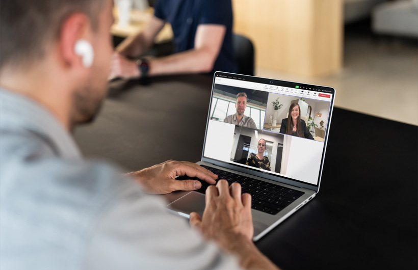 Mac ทำงานร่วมกับแอปธุรกิจสำคัญๆ อย่าง Microsoft Teams ได้ จึงช่วยให้ Clément Boës ผู้อำนวยการฝ่ายการตลาดดิจิทัลติดต่อกับทีมและทำงานได้อย่างมีประสิทธิภาพอยู่เสมอ