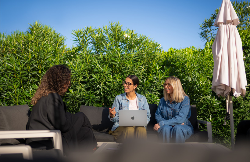 แบตเตอรี่ที่ใช้งานได้ยาวนานช่วยให้ใช้งาน Mac ได้ง่ายๆ ทุกที่ทุกเวลา