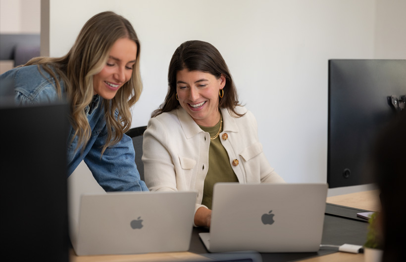 Camille Fourrier ผู้เป็น CFO ทำงานร่วมกับเพื่อนร่วมงานในทีมการเงิน