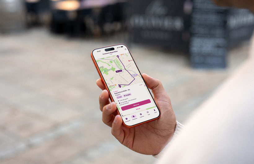 คนขับที่ลงทะเบียนแล้วสามารถเลือกรับงานจัดส่งสินค้าบนแอป Tut Tut แล้วใช้แอปแผนที่ Apple เพื่อนำทางไปยังที่อยู่ของลูกค้า