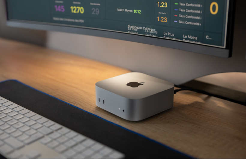 ทีมสนับสนุนการบริการลูกค้าทำงานบน Mac mini ที่สำนักงานใหญ่ของ Tut Tut