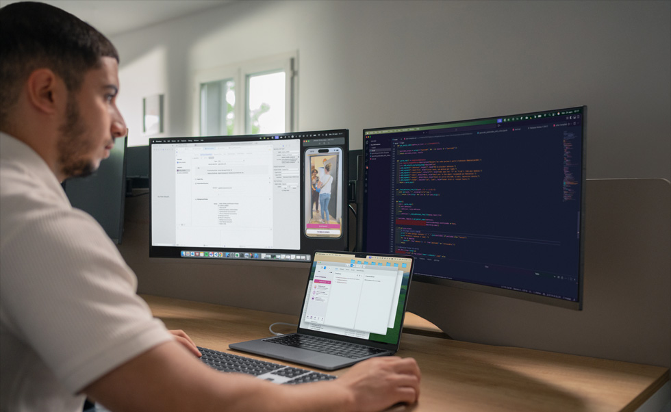 นักพัฒนาใช้ Xcode บน MacBook:nbsp:Pro เพื่อจัดการแอปที่สร้างขึ้นโดยเฉพาะของ Tut Tut