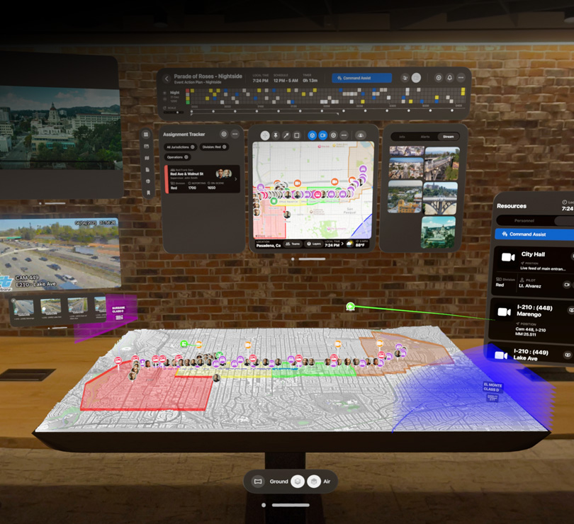 Plusieurs tableaux de bord numériques flottants, qui affichent des vues aériennes de Pasadena, une carte 3D de la ville, des vidéos en direct et l’emplacement de ressources