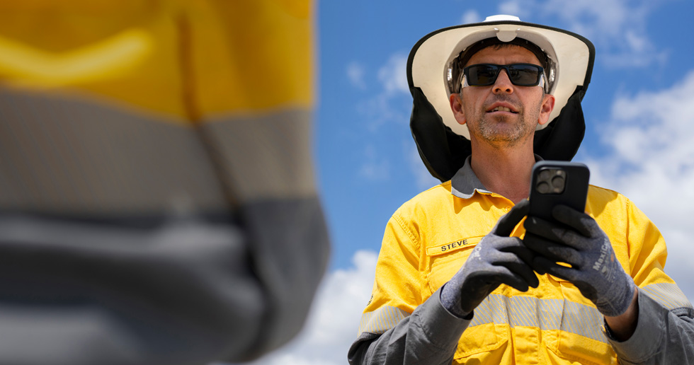 Des membres du personnel sur le terrain utilisent iPhone et iPad pour évaluer les sites et recueillir des informations détaillées sur ceux-ci, et pour collaborer avec leurs collègues