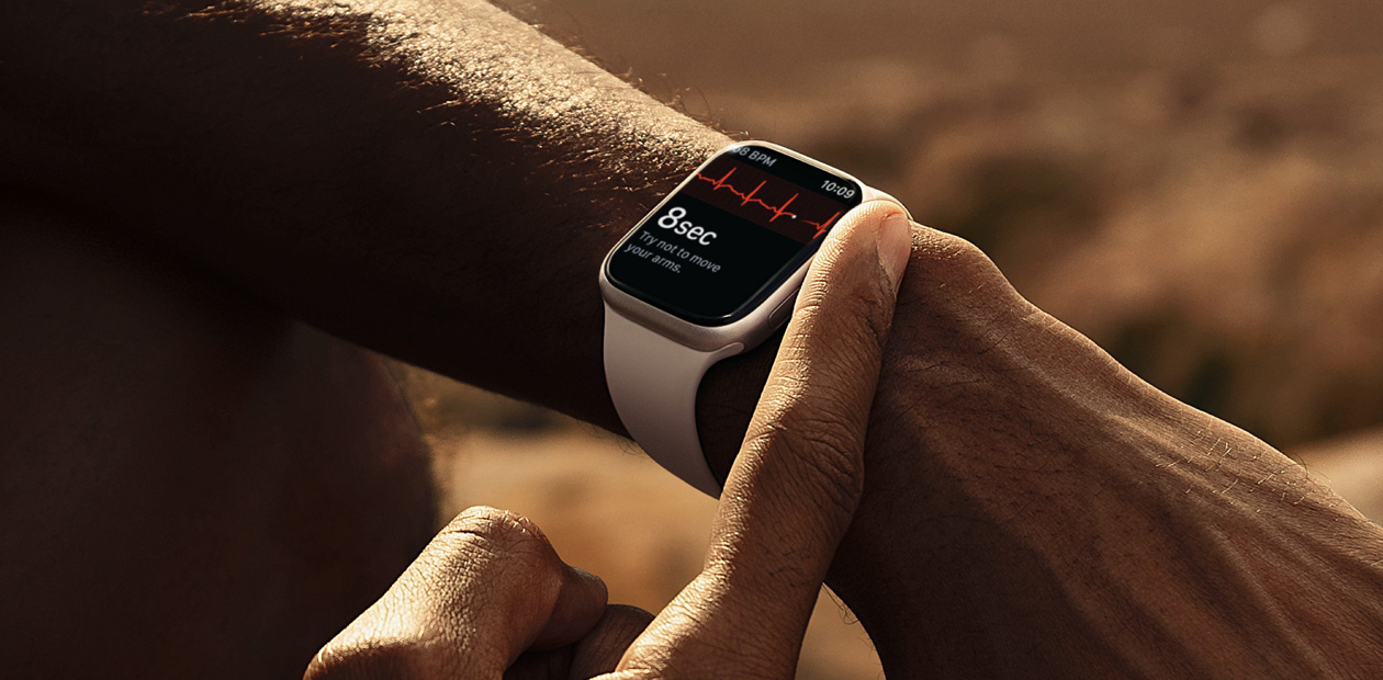 Iemand maakt een ecg met de Ecg-app op Apple Watch.