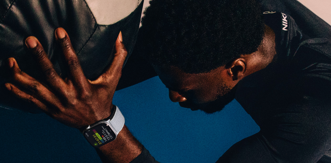Een man traint met een Apple Watch.