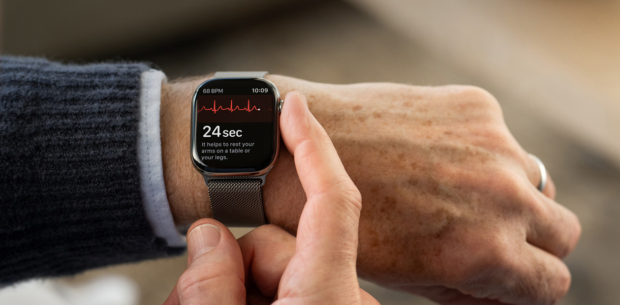 Iemand maakt een ecg met de Ecg-app op de Apple Watch.