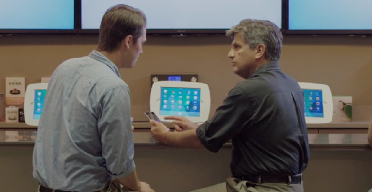 兩位男士坐在 O Bar，看著 iPhone 螢幕。