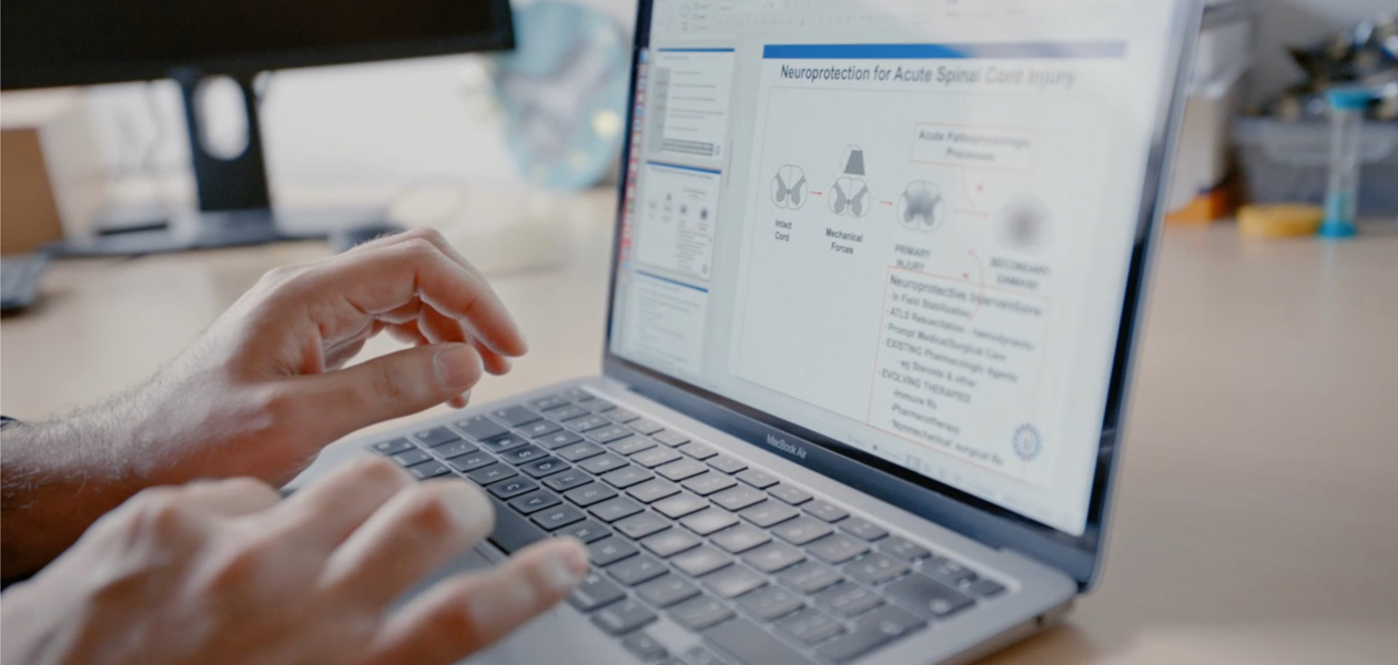 一雙手在 MacBook Pro 上打字。