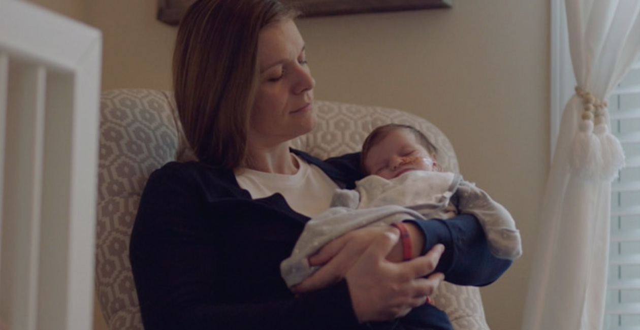 一位母親在照顧她的孩子。