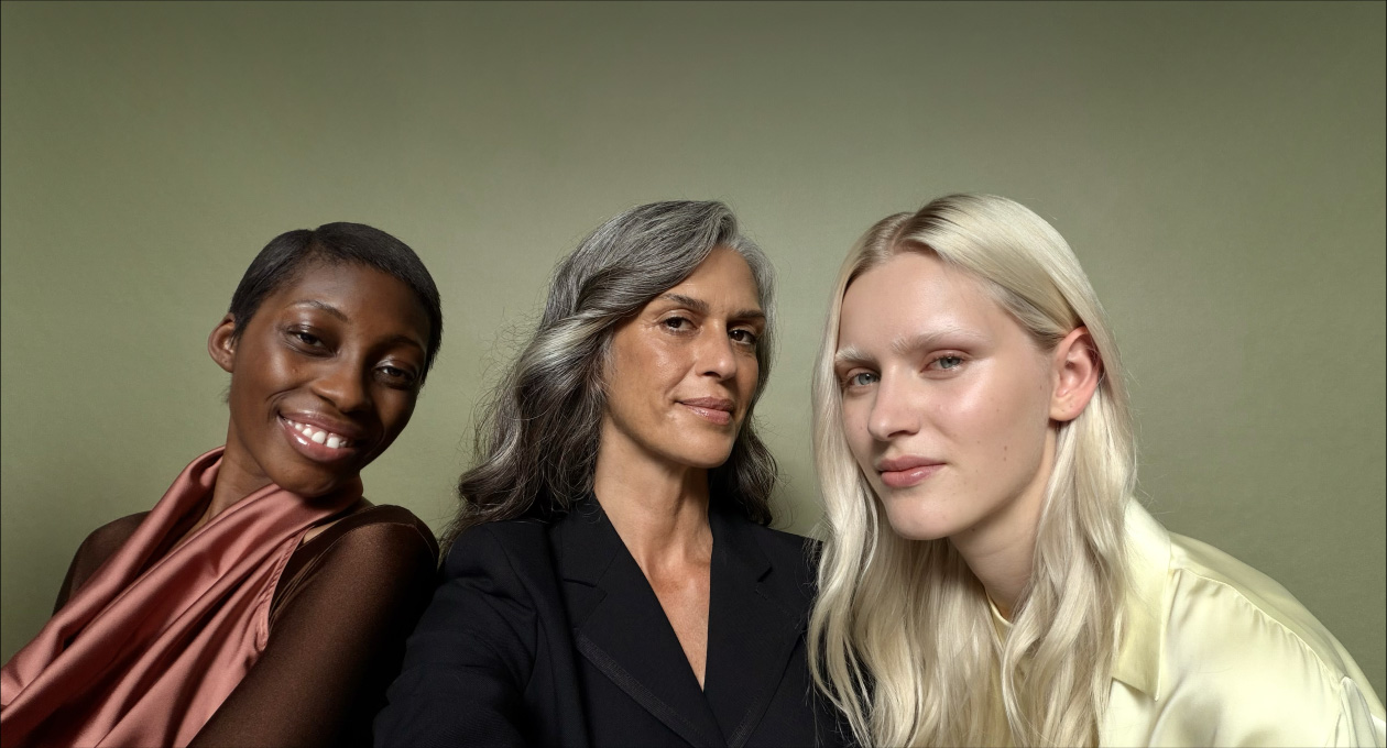 iPhone 17 Pro camera app, Center Stage for photos demonstrating a group selfie