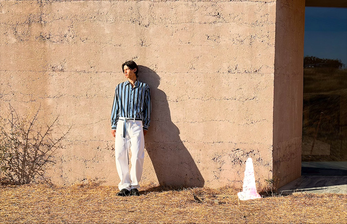 أداة التنظيف قيد الاستخدام تبين مخروطاً مرورياً يتم إزالته من الصورة