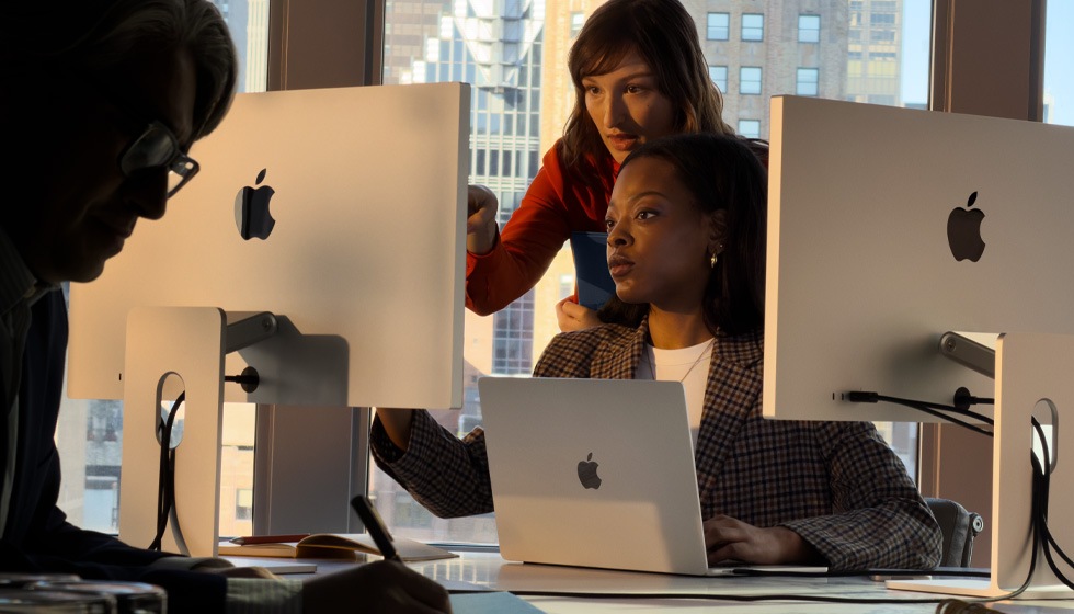 Mensen die Mac gebruiken op de werkplek