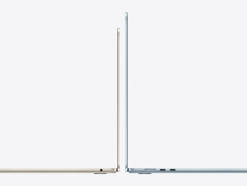 Een 13‑ en een 15‑inch MacBook Air die met de ruggen tegen elkaar staan, waardoor het verschil in grootte goed zichtbaar is