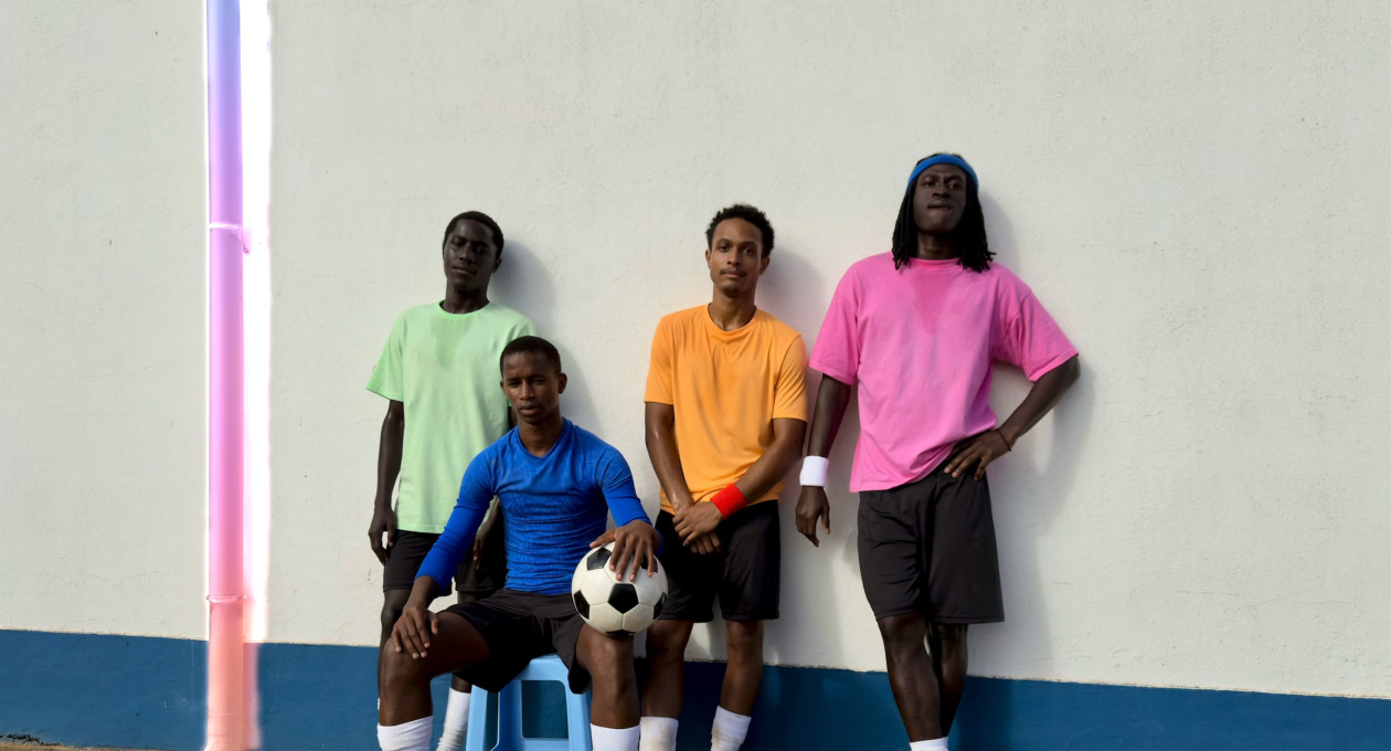 De feature Ruim Op wordt gebruikt om een regenpijp te verwijderen van een foto van voetballers die tegen een muur leunen